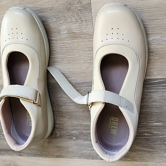 DREW WOMEN'S Cream Mary Jane Shoes